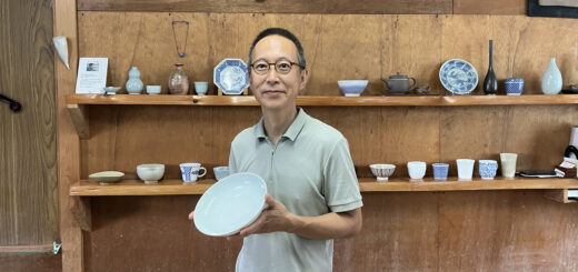 Murakami devant ses créations ©Toba city