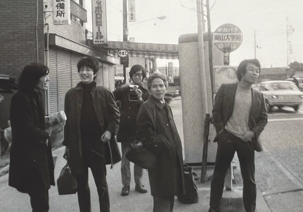 NAGAI ET AUTEURS GARO : 
A gauche, Seiichi Hayashi et Sasaki Maki, lors d'une tournée promotionnelle en 1968.
Source : Musée du manga Nagai Katsuichi, à Shiogama.
