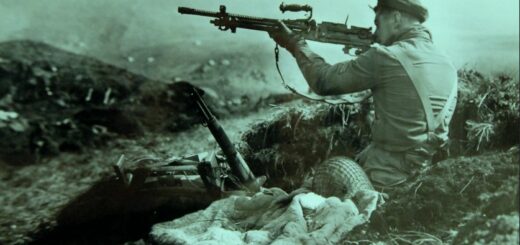 Un Américain testant une arme japonaise. Domaine Public.