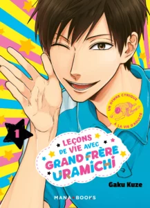 Couverture de Leçons de vie de grand frère Uramichi. La couverture est très colorée, rose, jaune et bleue décorée d'étoile, et un jeune homme brun portant un polo bleu arbore un drôle de sourire,