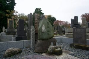 tombe au Japon, photo de Marek Lumi sur Unsplash