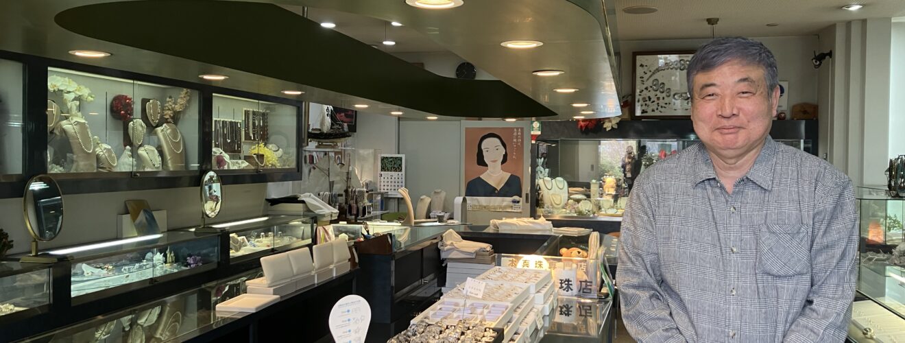 Kento Kiba dans sa boutique.