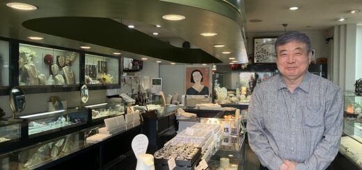 Kento Kiba dans sa boutique.