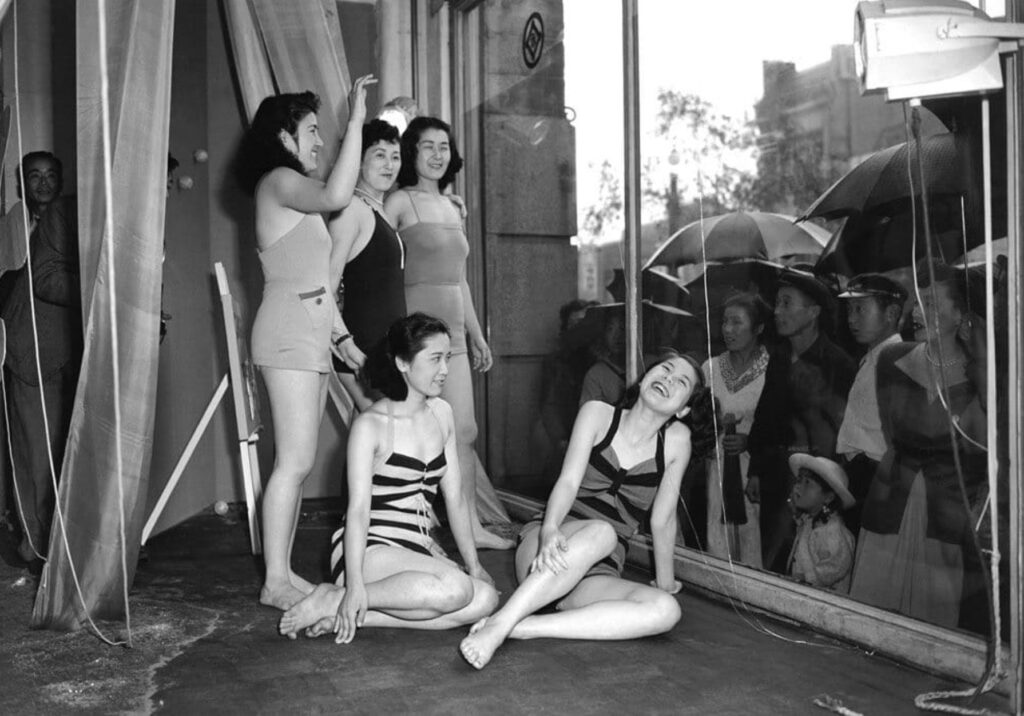 Juin 1950, un grand magasin de Tokyo attire l'attention du public sur une nouvelle ligne de maillots de bain