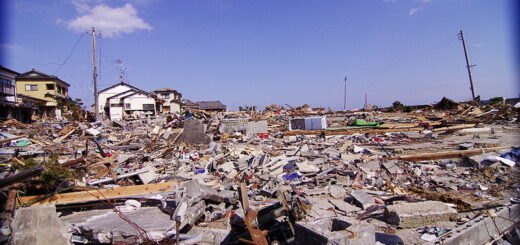 Photo d'Akira Kouchiyama à d'Iwaki, dans la préfecture de Fukushima, après le passage du tsunami de le 31 mars 2011. Photo sous licence CC4.0 - Crédit photo : http://photozou.jp/photo/show/457133/73606043