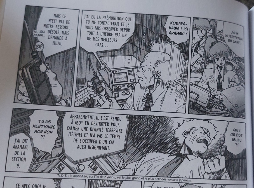 Lors d'un appel d'urgence d'Aramaki pour un supérieur, il demande où est Isuzu dans l'optique de l'aider sur une affaire urgente en lien avec le marionnettiste. Or, ce dernier s'est rendu sur le mont Aso (l'un des volcans les plus actifs du Japon) pour calmer un séisme et une éruption volcanique - dans Ghost in the Shell, chez Glénat.