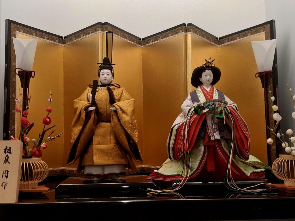 Poupées représentant le couple impérial réalisé par l'artisan Yoshitoku exposé à Japan House London