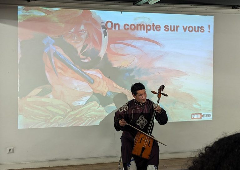 Soirée de lancement de Shut hell. Le musicien joue du morin khuur accompagnant des chants mongoles.