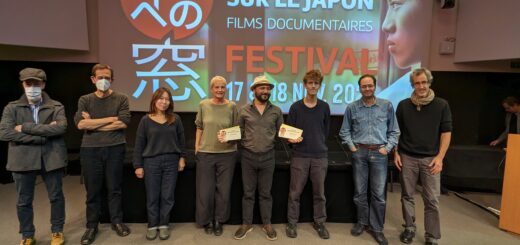 Dimitri Ianni (deuxième en partant de la droite) avec le jury de la 2ᵉ édition du Festival Fenêtres sur le Japon 2023 lors de la remise des prix. (https://fenetres-japon.fr/?cat=236)