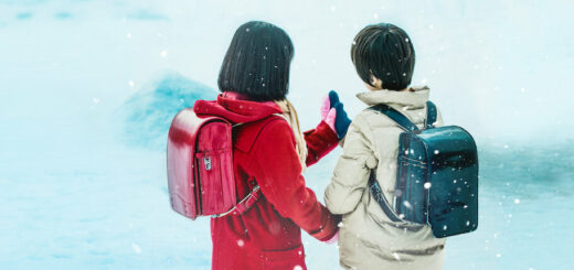 Photo extraite de la mini-série Erased (Netflix). On voit les personnages Kayo et Satoru, enfants.