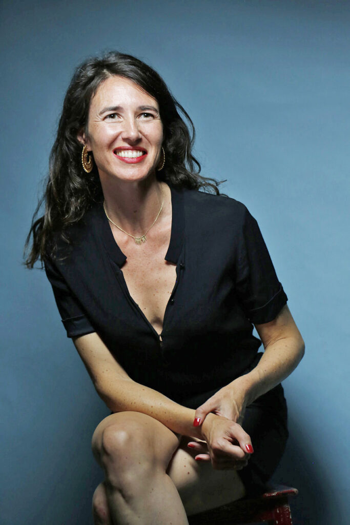 Découvrez le portrait et le travail de Léna Mauger, journaliste et rédactrice engagée qui donne la part belle à la liberté d'expression.