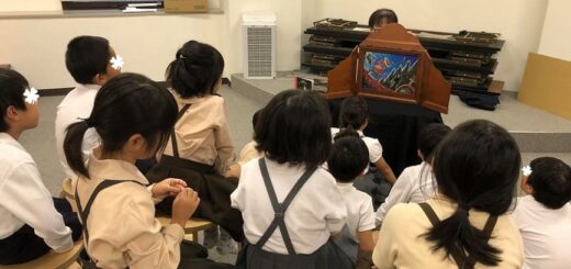 enfants autour d'un kamishibai