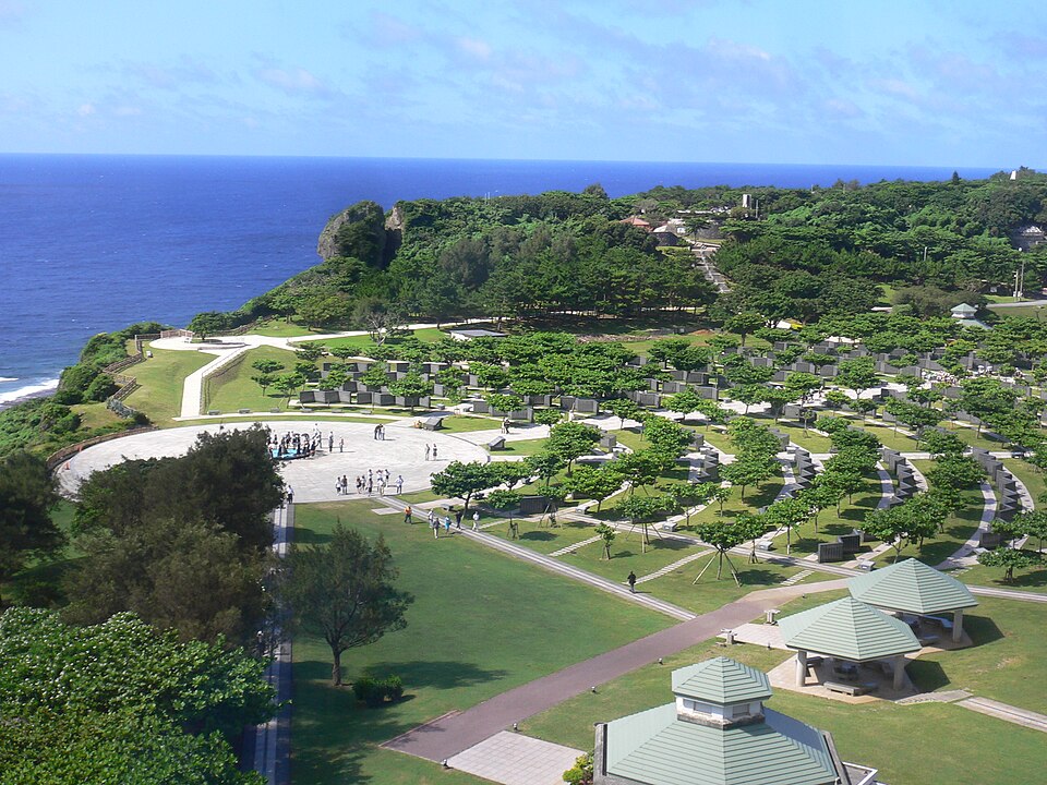 C'est un paysage où figurent une grande place boisée, avec en arrière plan des stèles disposées en arc de cercle. Il s'agit de la Pierre angulaire de la paix, un monument commémoratif de la bataille d'Okinawa.