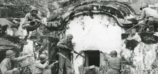 Des soldats encerclent un caveau traditionnel en forme de carapace de tortue.