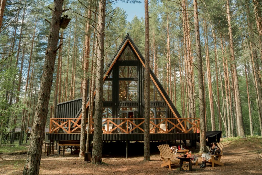 Camping "glamping" dans une forêt et une belle architecture en forme de tente