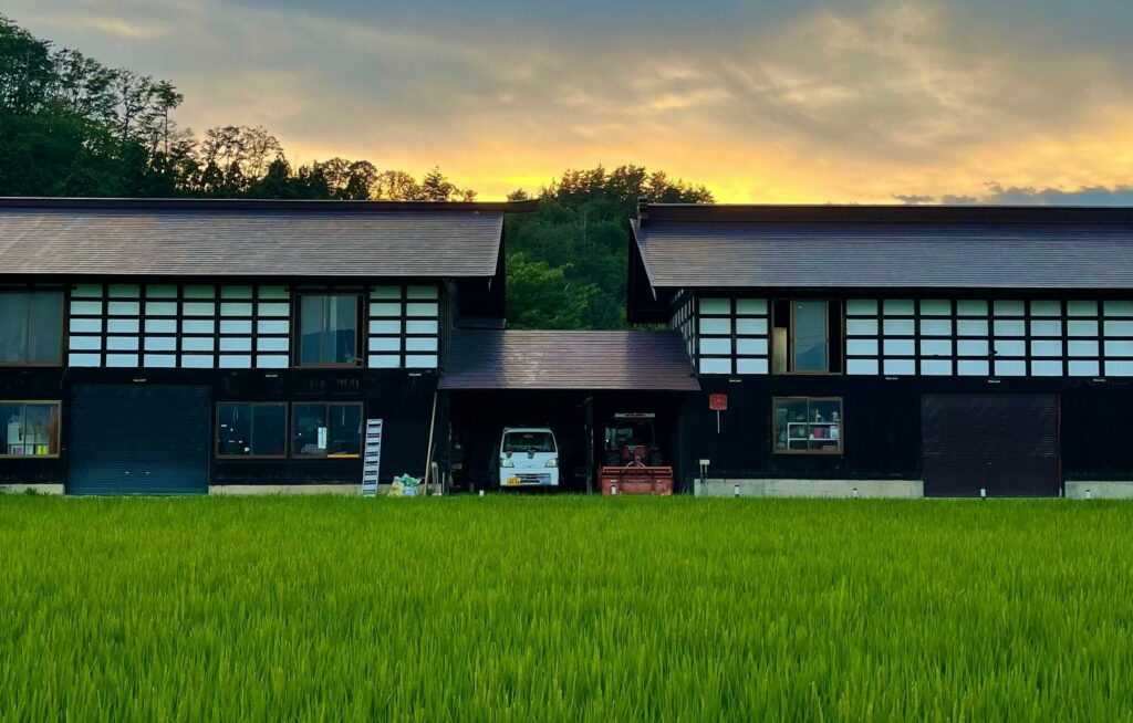 Ancien bâtiment en bois traditionnel avec une rizière