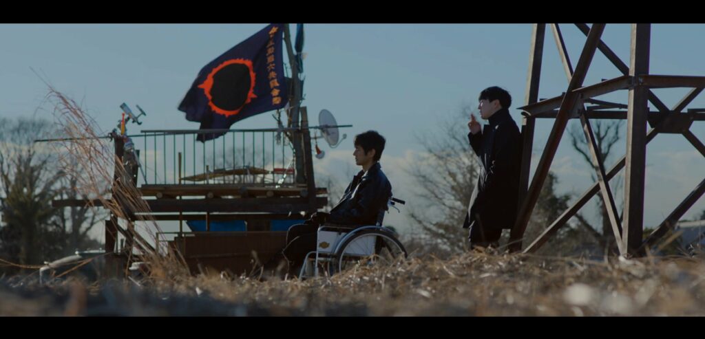 Minami Kotaro devant drapeau des Gorgom