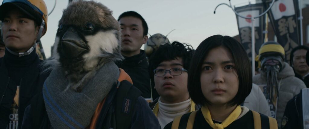 Un kaijin adolescent, Shunsuke, à côté de son ami Aoi, protagoniste de la série