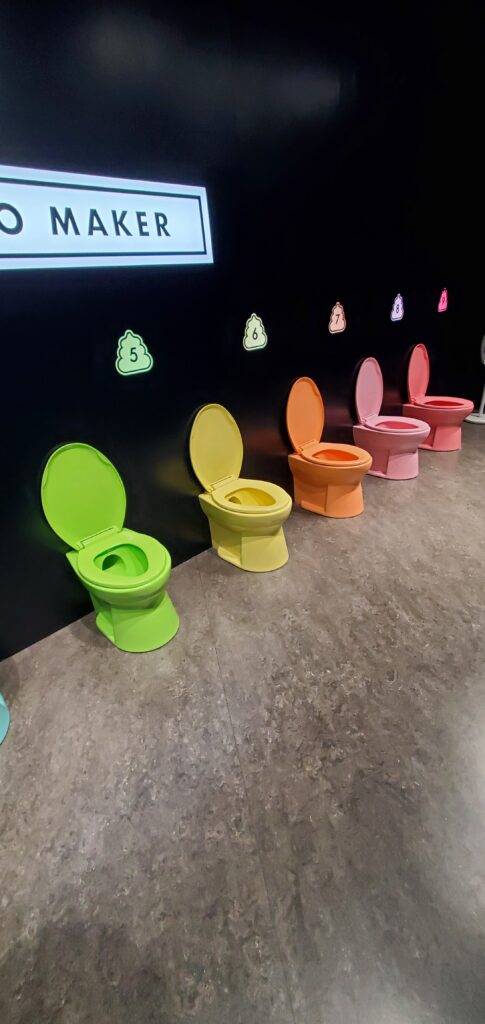 La première chose à faire avant de rentrer dans le musée c'est... de pousser fort et de faire un caca coloré.@YoannMolina