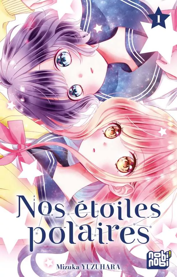 Deux jeunes filles en uniformes se tiennent cote à cote tête bèche.