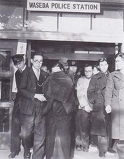 Miyuki Ishikawa entourée de policiers au commissariat de Waseda. - Domaine public