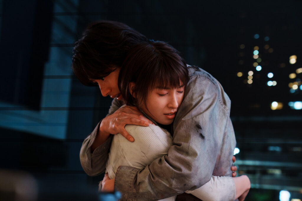 Arisu et Usagi, se prenant dans les bras après s’être retrouvés