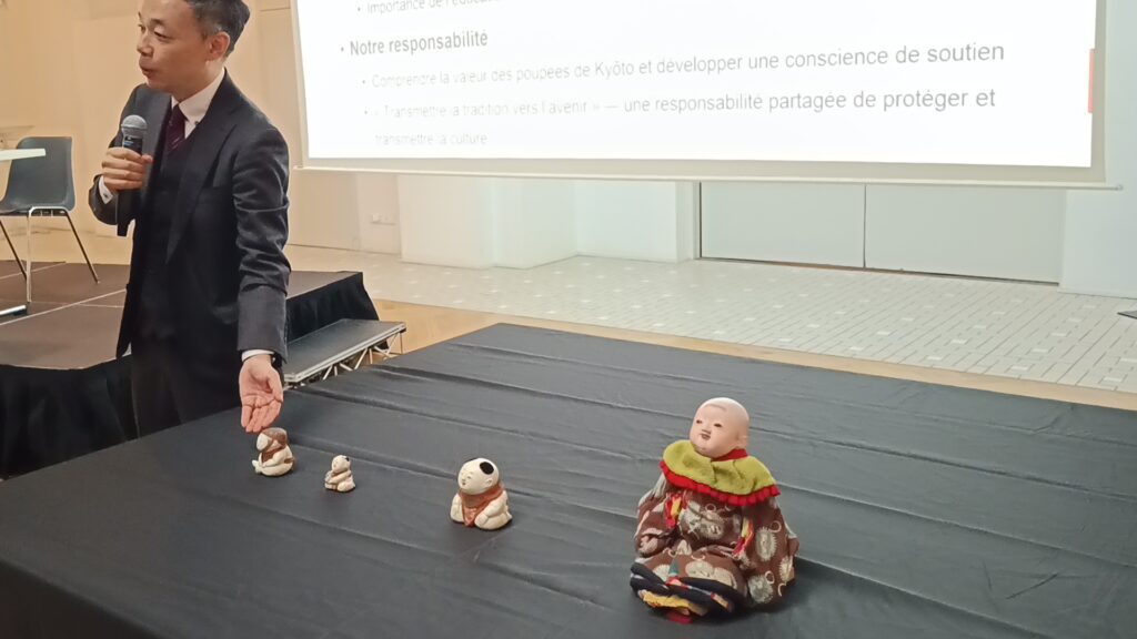 Poupées japonaises apportées par le professeur Tanaka MASARU
