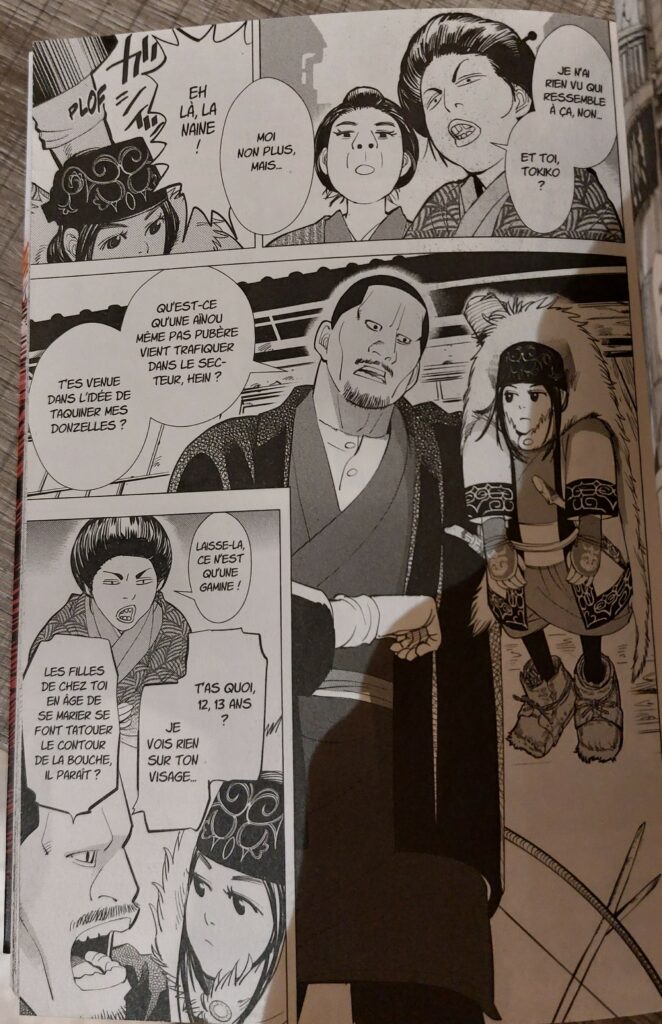 Ashirpa se fait capturer dans la ville d'Otaru et est victime de discriminations sur ses tatouages faciaux. Dans Golden Kamui, chez Ki-oon.