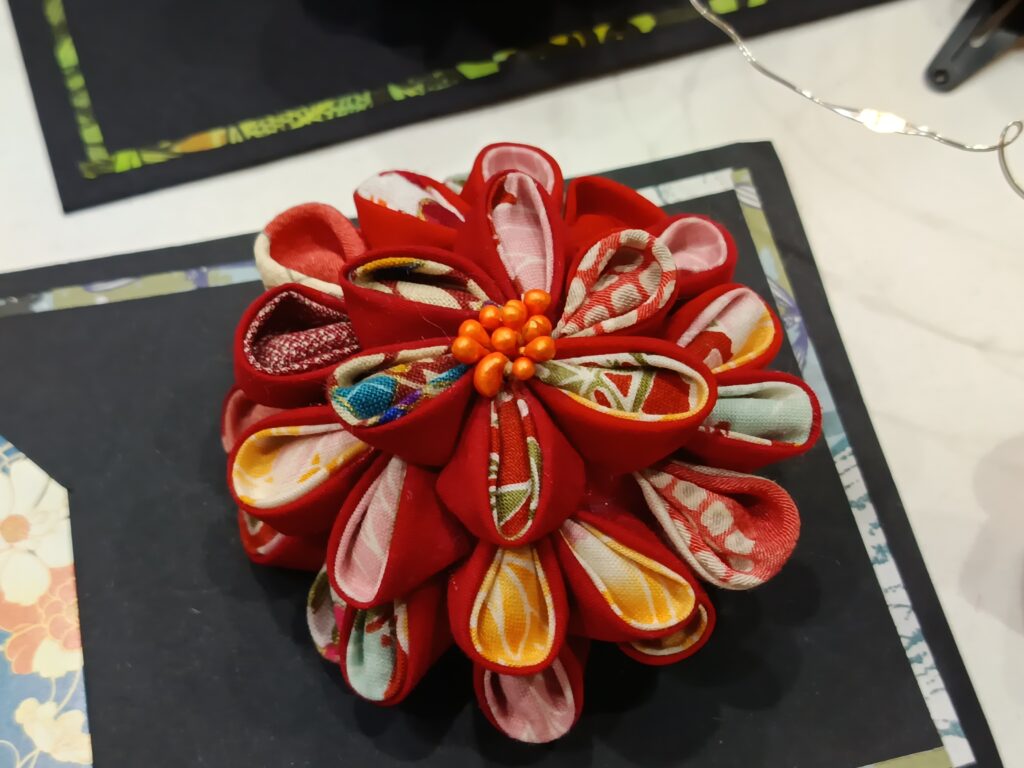 Fleur fabriquée avec la technique du tsumami zaiku