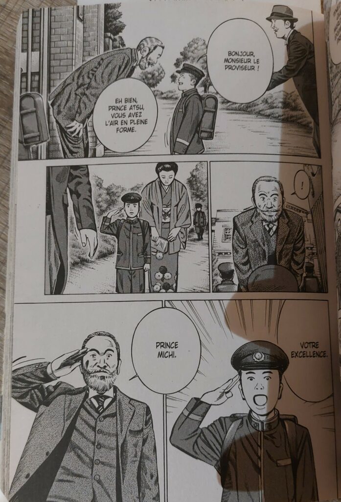 Le prince Michi fait sa rentrée écolière à Gakushuin. Il y salue le général Nogi alors directeur de l'école.  Dans Empereur du Japon : l'histoire de l'empereur Hirohito - Delcourt/Tonkam.