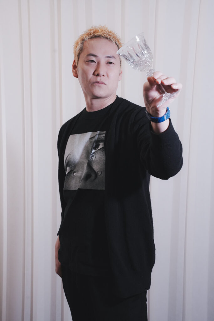 Né dans la préfecture de Nagano, le chef Kobayashi a été sensibilisé à la saisonnalité des produits et au terroir très jeune à travers les traditions familiales. Après avoir perfectionné son art culinaire à Tokyo, il découvre la richesse de nos terroirs dans des restaurants renommés du sud de la France et d’Alsace avant de s’installer à Paris où il rejoint le restaurant Alain Ducasse au Plaza Athénée.
Il ouvre son propre établissement en mars 2011, Restaurant KEI, en tant que chef-propriétaire. En janvier 2020, il devient le premier chef asiatique à obtenir 3 étoiles Michelin dans l’édition française du guide et les maintient pendant 6 années consécutives. Kei Kobayashi recherche l’équilibre parfait entre textures, saveurs, harmonie des couleurs et élégance du dressage pour faire voyager la gastronomie française.