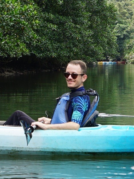 Clément en pleine séance de découverte insolite. © Clément