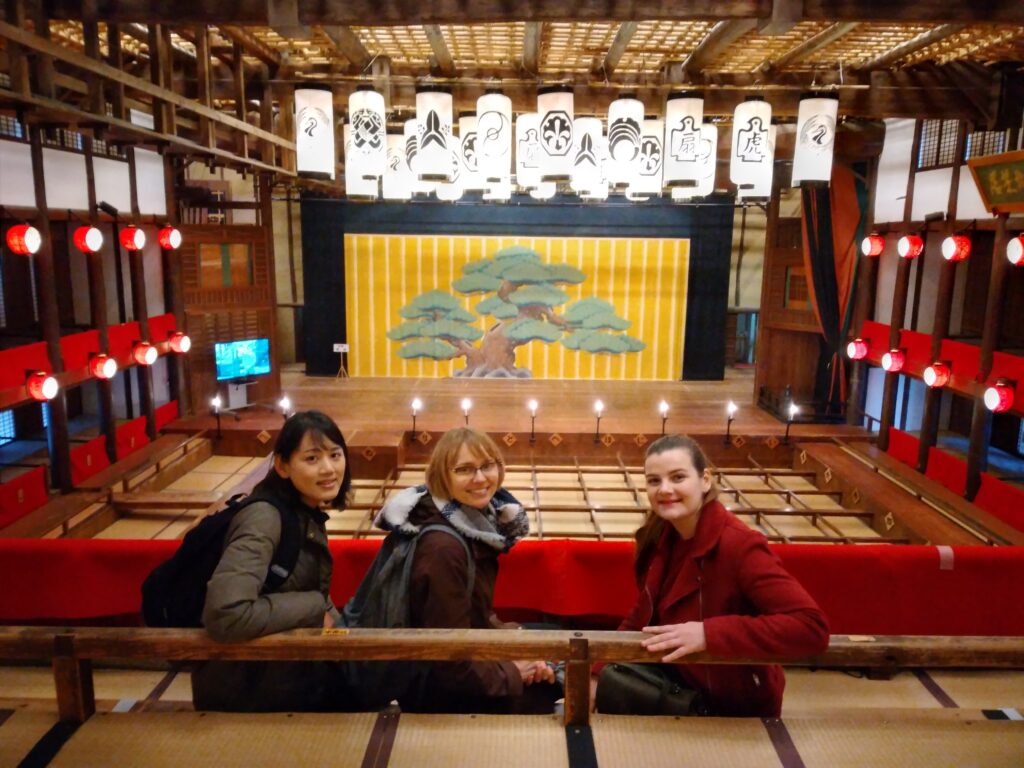 Madeline ( à droite ) en voyage pour le journal avec ses deux guides. © Madeline Chollet