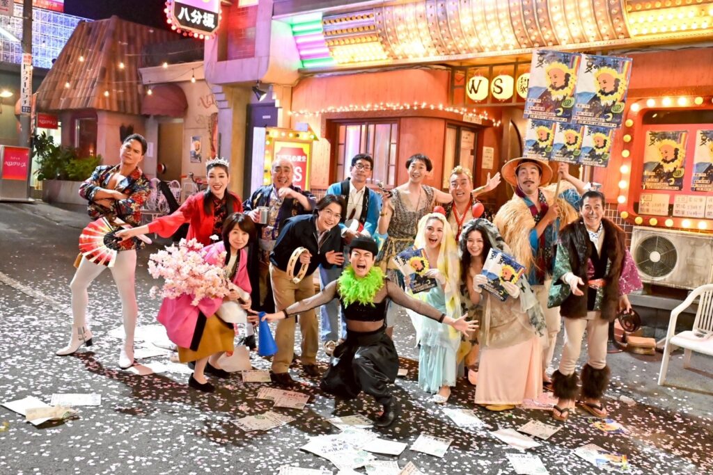 Tout le casting en costume de théâtre