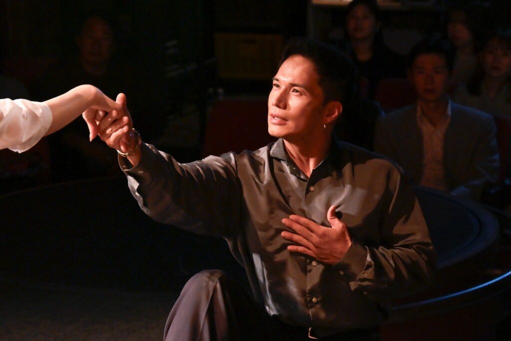 Tony, l'un des personnages du drama, jouant la comédie