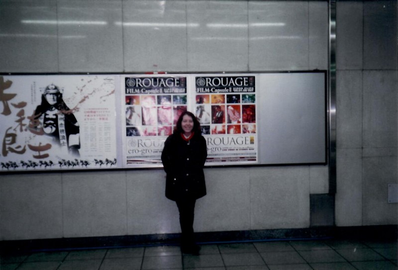 Dans le métro devant une affiche du groupe Rouage en 1998 © Tatiana CHEDEBOIS