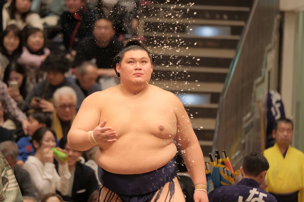 Ônosato jette du sel