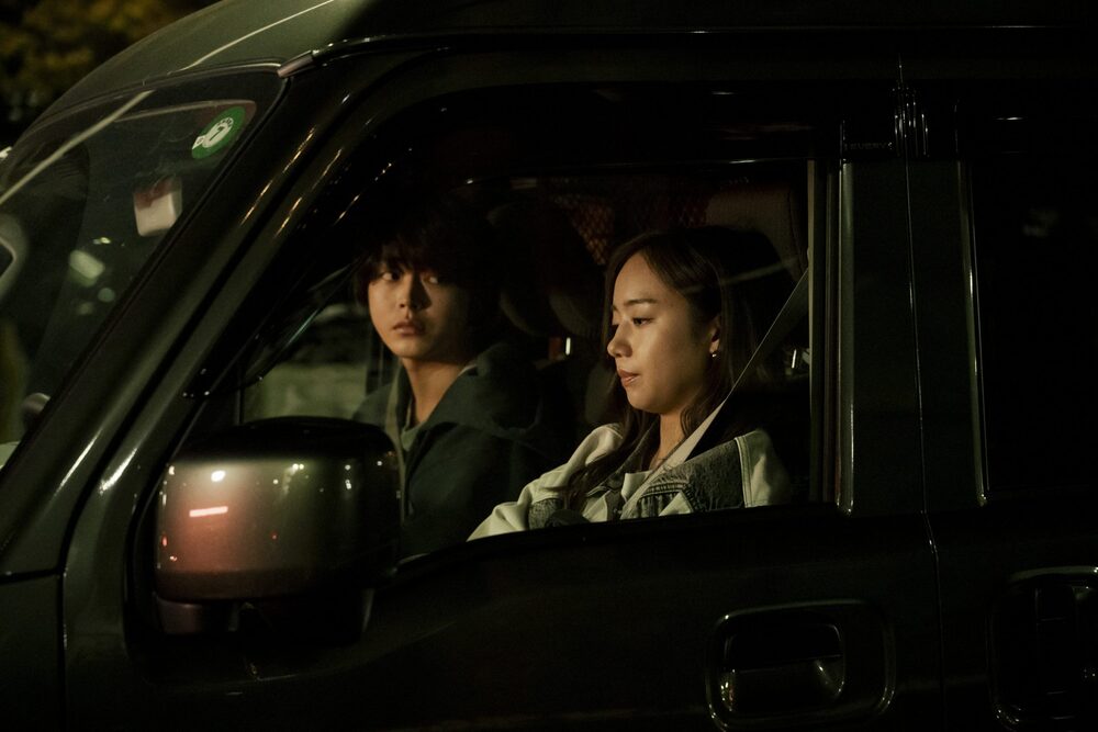 Mai et Kei s'enfuyant en voiture.