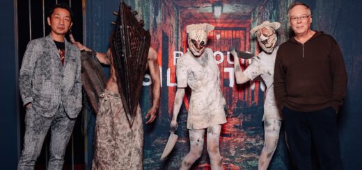 AkiraYamaoka_ChristopheGans, pyramide head et les infirmières posant devant l'affiche du film retour à silent hill