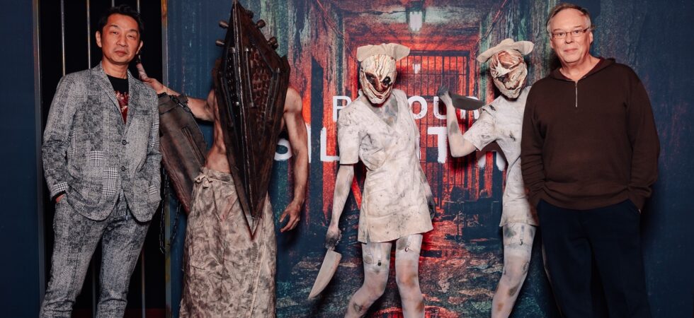 AkiraYamaoka_ChristopheGans, pyramide head et les infirmières posant devant l'affiche du film retour à silent hill