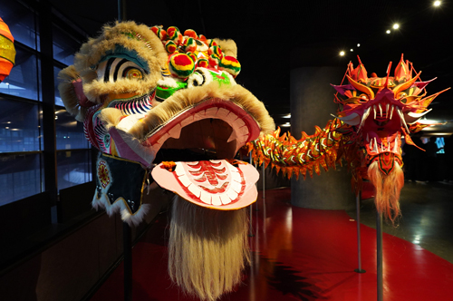 À droite : Lion de danse, Novembre 2023, Bambou, papier, crin de cheval, pompons de soie, Collection privée Ghyslain Kuehn et Dragon de danse, Vietnam 2020, Papier mâché et bambou, Prêt de l'association Dragon Lion Sport, Paris ©Rokusan.fr pour Journal du Japon