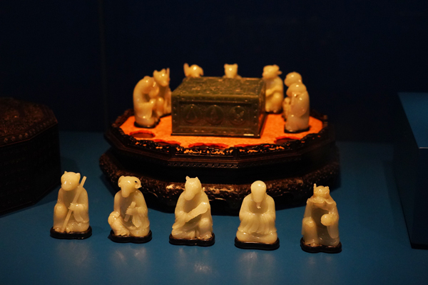 Boîte aux cycles infinis contenant des figurines des douze animaux du zodiaque et un album de calligraphies de Yongyan (empereur Jiaqing, r. 1769-1820), Chine, Dynastie de Qianlong (1735-1796), Jade, bois de santal © rokusan.fr pour Journal du Japon