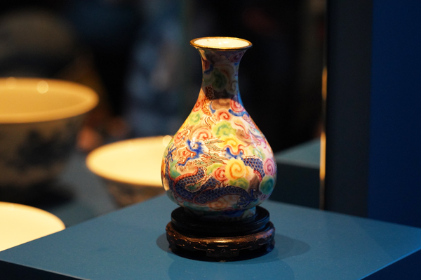 Vase décoré de deux dragons chassant des perles parmi les nuages, Chine, Dynastie de Qing (1644-1911), Emaux sur cuivre ©Rokusan.fr pour Journal du Japon