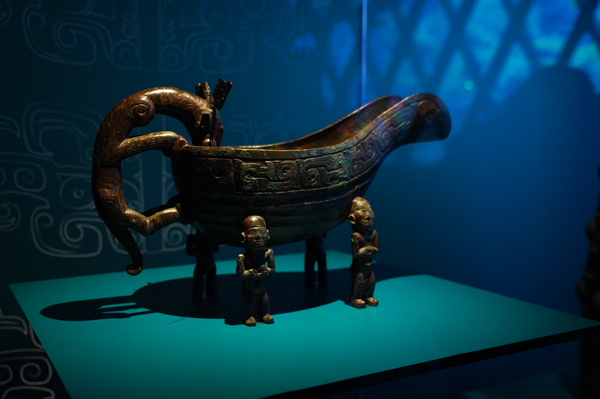 A droite : Verseuse à eau yi, Chine, Fin de la dynastie des Zhou de l'Ouest (1045-771 avant notre ère), Bronze ©Rokusan.fr pour Journal du Japon