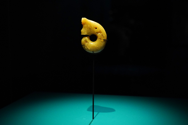 A gauche : Cochon-dragon, Nord-est de la Chine, Fin de la culture de Hongshan (4700-2900 avant notre ère), Jade ©Rokusan.fr pour Journal du Japon