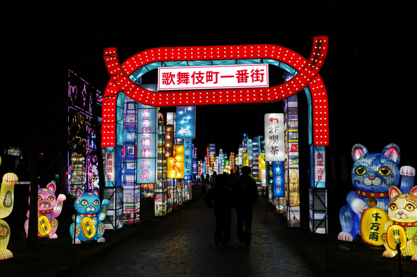 À gauche : Plongée dans les néons de Tokyo, L'Odysée Pop-Moderne ©Rokusan.fr pour Journal du Japon