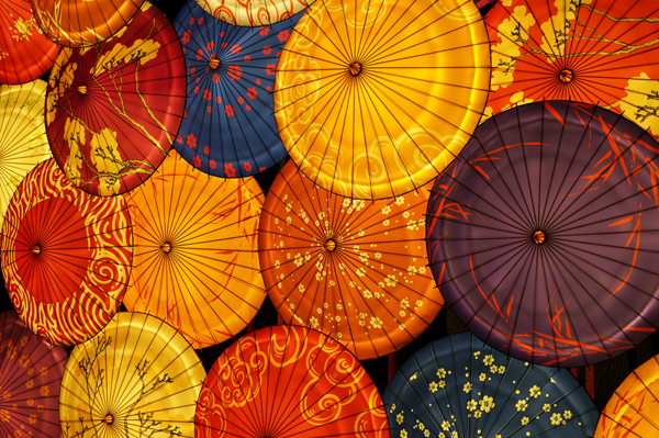 À droite : Un mur d'ombrelles, L'Empire des Traditions ©Rokusan.fr pour Journal du Japon