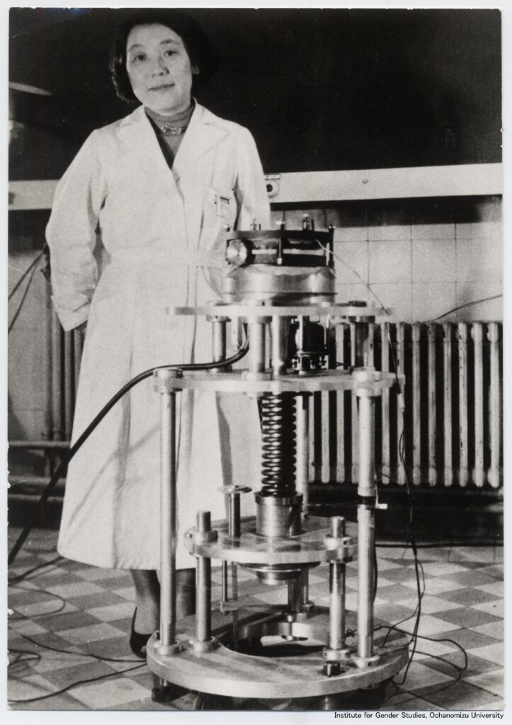 Toshiko Yuasa à côté de la chambre à brouillard qu’elle a elle-même conçue, 1960 ©Université Ochanomizu