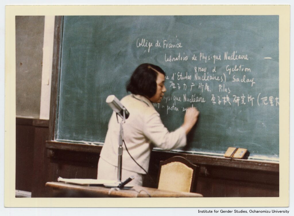 Toshiko Yuasa donnant une conférence à l’Université Ochanomizu, 1967 ©Université Ochanomizu