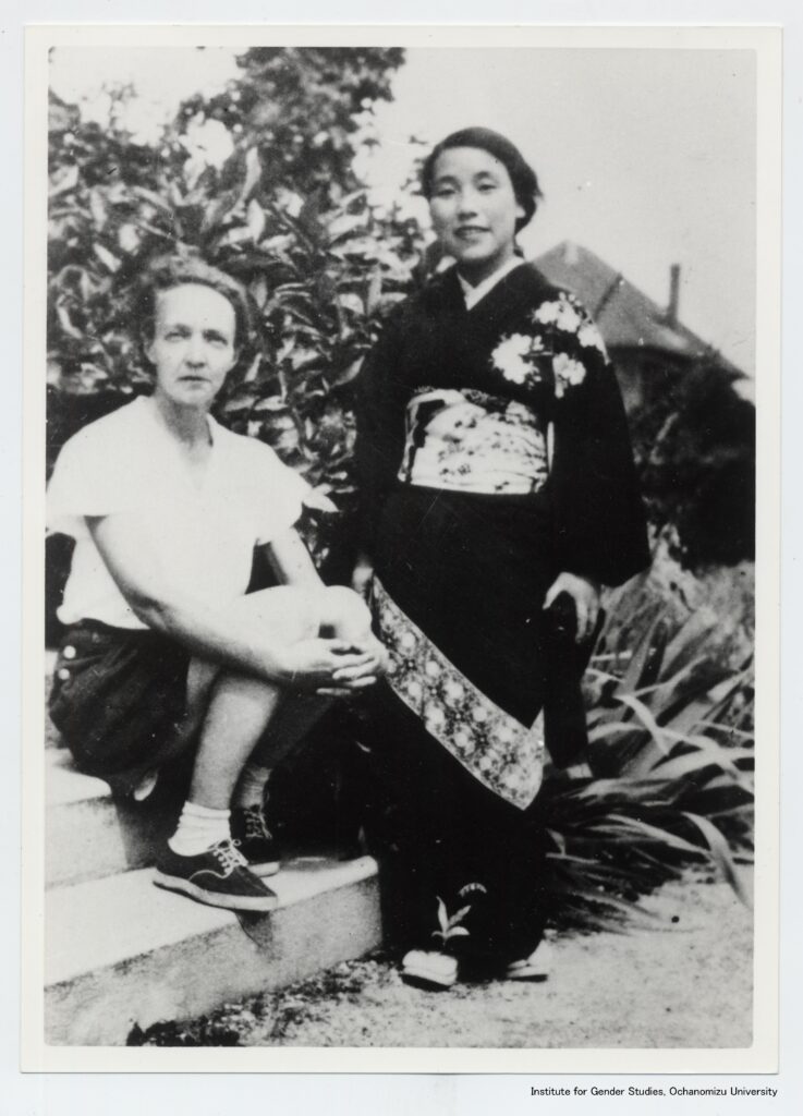 Toshiko Yuasa en tenue de tennis avec Irène Joliot-Curie, 1941 ©Université Ochanomizu
